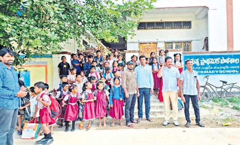 تلنگانہ: کرایہ کی عدم ادائیگی،مکان مالک نے اسکول کی عمارت کو مقفل کردیا،طلبہ باہرانتظارکرتے رہے