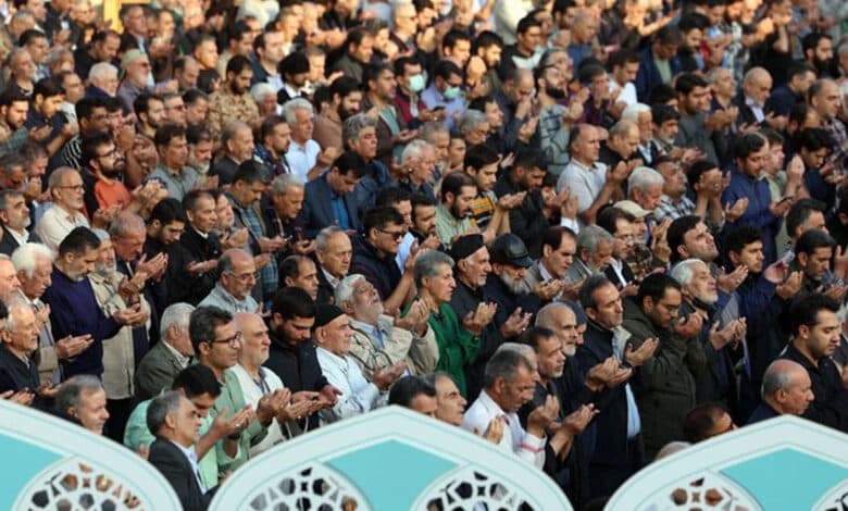 ایران میں خشک سالی کے دوران ہزاروں شہریوں کی مسجد میں بارش کیلئے دعائیں