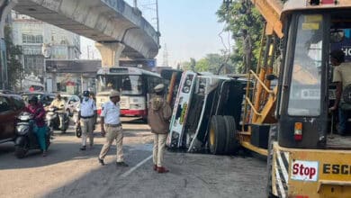 حیدرآباد: بیگم پیٹ بس اسٹاپ کے قریب ٹرک بے قابو ہو کر جیپ سے ٹکرا گیا