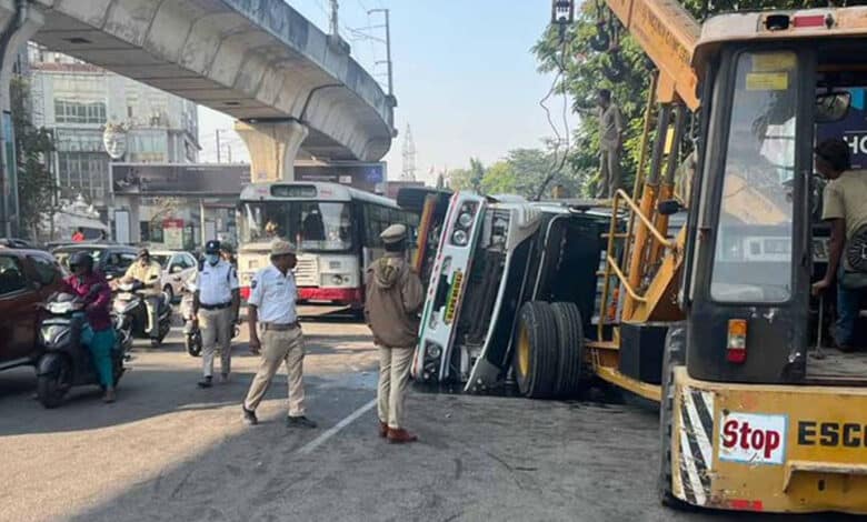 حیدرآباد: بیگم پیٹ بس اسٹاپ کے قریب ٹرک بے قابو ہو کر جیپ سے ٹکرا گیا