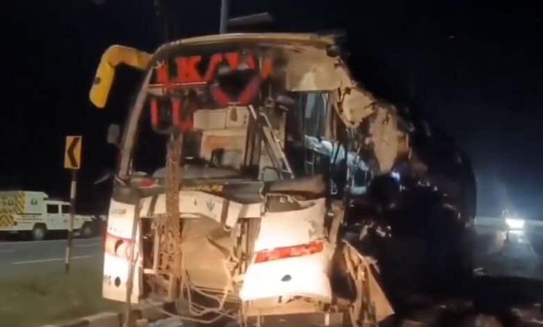 اے پی کے ضلع این ٹی آرمیں لاری، بس متصادم۔8افراد شدیدزخمی