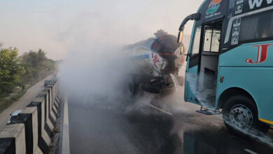 تلنگانہ: فلائی اوور پر پرائیویٹ بس کی کیمیکل ٹینکر سے ٹکر، بڑا حادثہ ٹل گیا