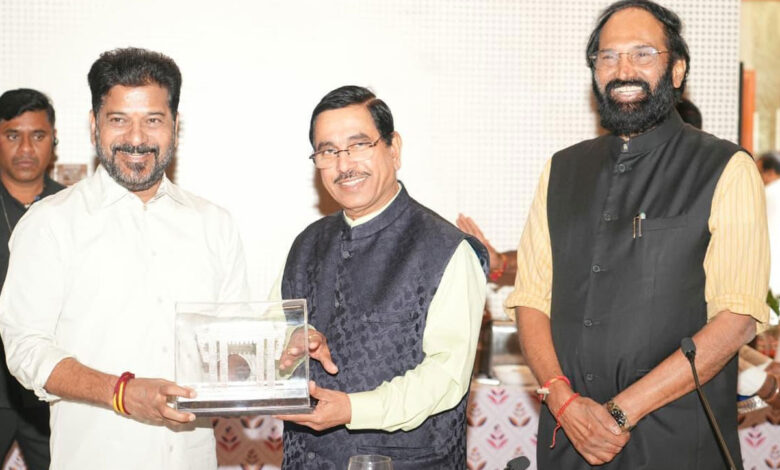 ملک کی طرز پر ملک بھرمیں راشن کارڈس پرباریک چاول کیلئے مرکز جائزہ لے۔ وزیراعلی تلنگانہ کا مرکزی وزیر پرہلاد جوشی پر زور