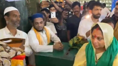 درگاہ حضرت جہانگیر پیراں رحمتہ اللہ علیہ پر کے کویتا کی حاضری