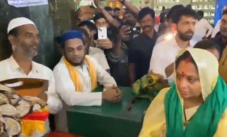 درگاہ حضرت جہانگیر پیراں رحمتہ اللہ علیہ پر کے کویتا کی حاضری