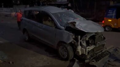 الوال میں خوفناک حادثہ، کار دکانوں میں گھس گئی؛ ڈرائیور شدید زخمی