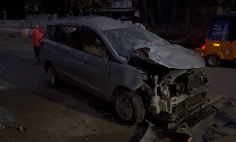 الوال میں خوفناک حادثہ، کار دکانوں میں گھس گئی؛ ڈرائیور شدید زخمی