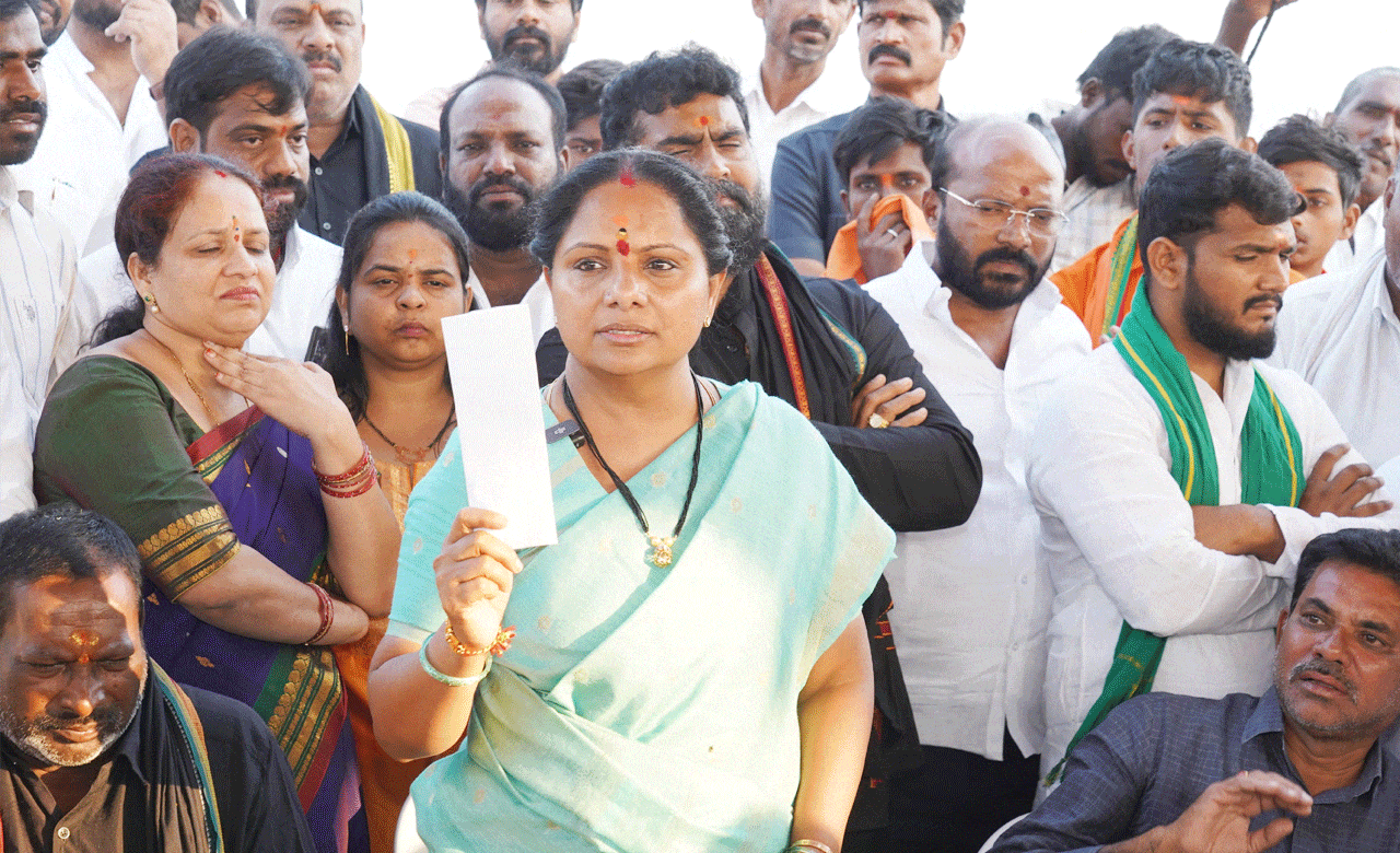 صدر جاگروتی کے کویتا کا نکل گنڈی پراجیکٹ کا دورہ، متاثرہ کسانوں سے اظہار یکجہتی