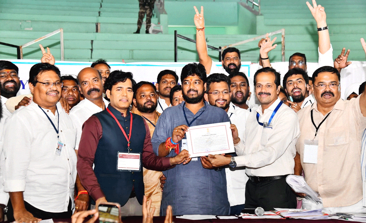 جوبلی ہلز ضمنی انتخاب میں نوین یادو کی شاندار کامیابی، کانگریس کا جشن۔ بی آر ایس اور بی جے پی دفاتر میں خاموشی