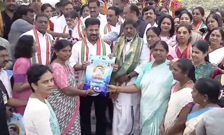 خواتین میں اندراماں ساڑیوں کی تقسیم کا آغاز، نیکلس روڈ پر چیف منسٹر کے ہاتھوں پروگرام کا افتتاح