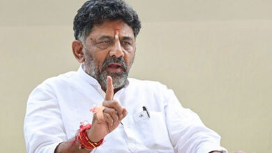 کرناٹک میں سیاسی رسہ کشی تیز، شیوکمار گروہ کے رہنما دہلی روانہ