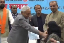 بہار چیف منسٹر نے سر عام مسلم خاتون کا نقاب کھینچ دیا، نتیش کمار کو بھگوا جماعت کی صحبت کا اثر ہونے لگا
