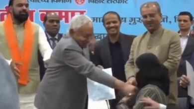 بہار چیف منسٹر نے سر عام مسلم خاتون کا نقاب کھینچ دیا، نتیش کمار کو بھگوا جماعت کی صحبت کا اثر ہونے لگا
