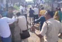 تلنگانہ: پنچایت انتخابات میں شکست، خاتون امیدوار کے شوہر نے گاوں کا راستہ بند کردیا،سنگباری میں دوپولیس ملازمین زخمی