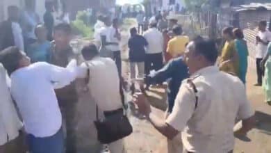 تلنگانہ: پنچایت انتخابات میں شکست، خاتون امیدوار کے شوہر نے گاوں کا راستہ بند کردیا،سنگباری میں دوپولیس ملازمین زخمی