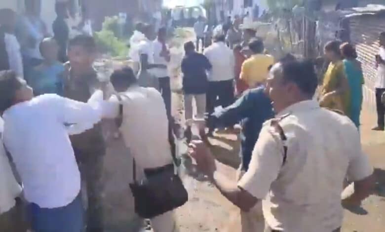 تلنگانہ: پنچایت انتخابات میں شکست، خاتون امیدوار کے شوہر نے گاوں کا راستہ بند کردیا،سنگباری میں دوپولیس ملازمین زخمی