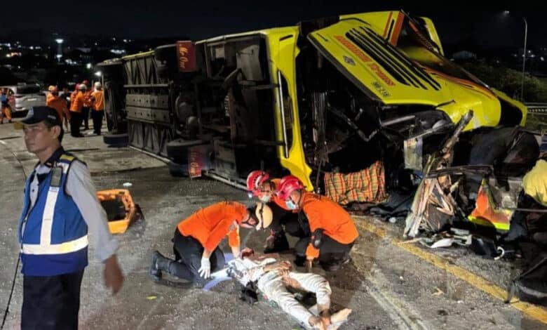 انڈونیشیا کے شہر سیمارانگ میں بس حادثہ، 15 افراد ہلاک، 19 زخمی