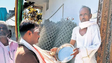 تلنگانہ: سرپنچ انتخابات میں باپ کی کامیابی، بیٹے نے گھرگھربھیک مانگ کر منت پوری کی