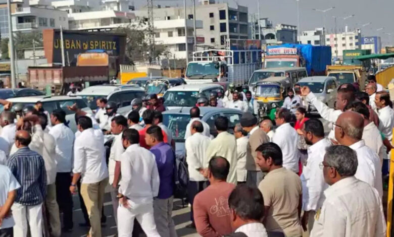 سڑک حادثات کی روک تھام کیلئے فٹ اووربرج کا مطالبہ۔حیدرآباد کے حیات نگر میں زبردست احتجاج