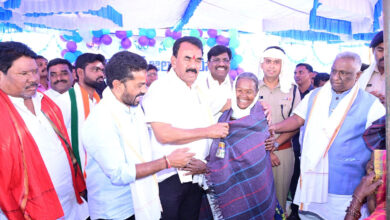 تلنگانہ: کمیونٹی پولیسنگ کے تحت قبائلیوں میں کمبل اور نوجوانوں میں والی بال کٹس کی تقسیم