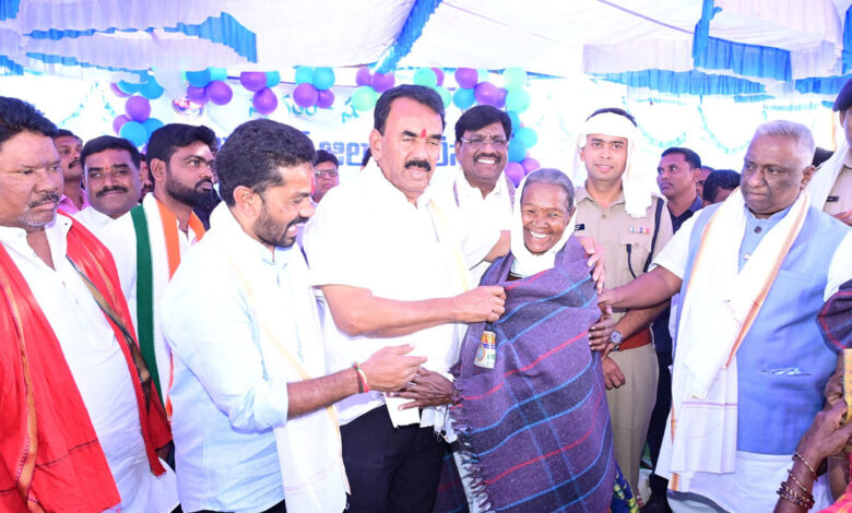 تلنگانہ: کمیونٹی پولیسنگ کے تحت قبائلیوں میں کمبل اور نوجوانوں میں والی بال کٹس کی تقسیم