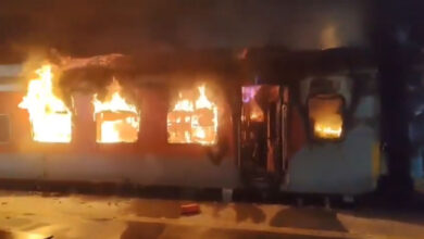اے پی: ٹرین میں آگ۔ضعیف شخص زندہ جھلس کر ہلاک،دوبوگیاں جل کرخاکستر،مسافرین میں افراتفری، جان بچانے دوڑنے لگے
