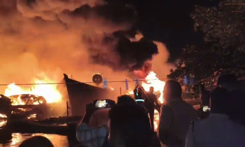 کیرالہ میں زبردست آگ سے تقریباً 15 ماہی گیر کشیاں تباہ