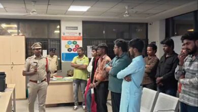 آصف نگر پولیس کا "چبوترہ مشن" جاری، رات دیر تک سڑکوں پر گھومنے والوں اور چبوتروں پر بیٹھنے والوں کے خلاف سخت کارروائی