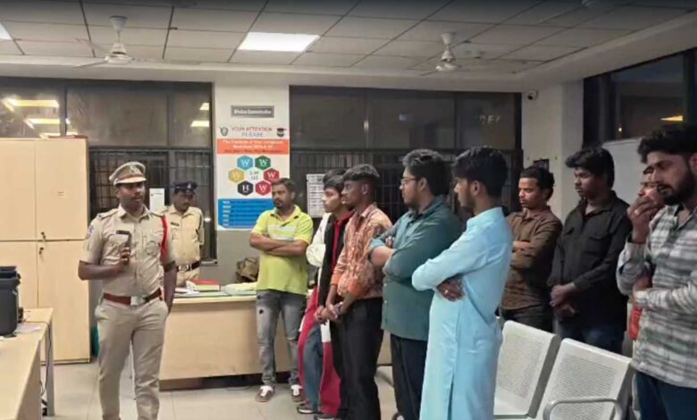 آصف نگر پولیس کا "چبوترہ مشن" جاری، رات دیر تک سڑکوں پر گھومنے والوں اور چبوتروں پر بیٹھنے والوں کے خلاف سخت کارروائی