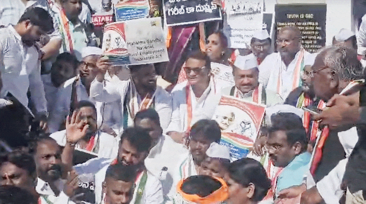 منریگا کا نام بدلنے کے خلاف تلنگانہ میں کانگریس کا احتجاج، اقلیتی بہببود کے وزیر محمد اظہرالدین کی بھی شرکت