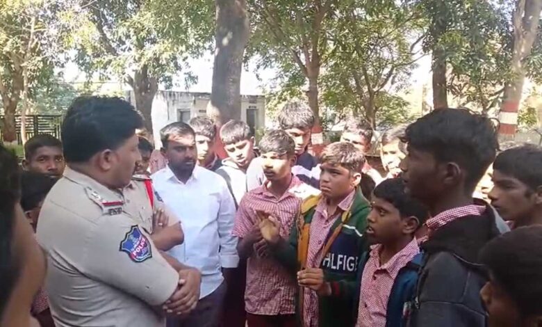 ہاسٹل میں ناقص انتطامات پر مایوس طلبہ نے کی شامیر پیٹ پولیس سے شکایت، پولیس بھی طلبہ کی باتیں سن کر حیران