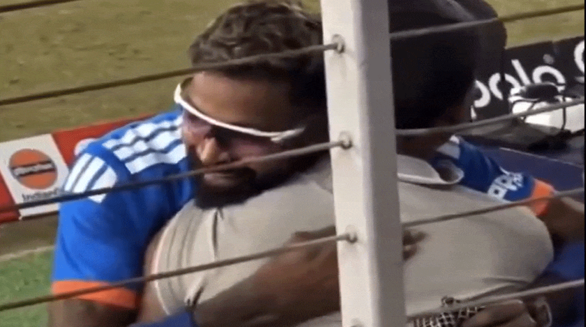 ہاردیک پانڈیا کے چھکے سے کیمرہ مین زخمی، کھلاڑی نے معافی مانگ کر پوچھا حال