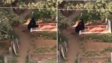 کریم نگر میں دل دہلا دینے والا منظر، ماں کی موت کا صدمہ، بیٹی تین دن سے قبرستان میں، گھر جانے سے کیا انکار: ویڈیو