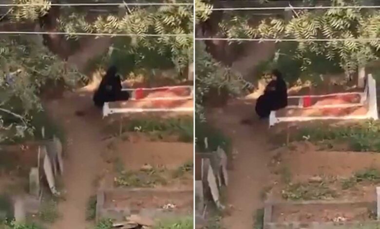 کریم نگر میں دل دہلا دینے والا منظر، ماں کی موت کا صدمہ، بیٹی تین دن سے قبرستان میں، گھر جانے سے کیا انکار: ویڈیو