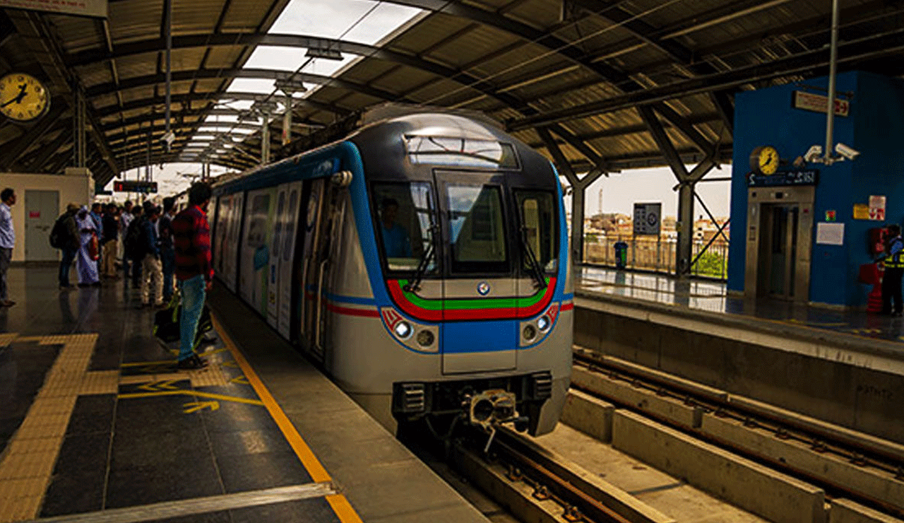 میٹرو میں دو گھنٹے سے زائد رکنے پر اضافی جرمانہ — مسافر پریشان، انتظامیہ خاموش