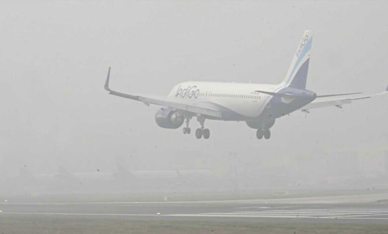 گہری دھند اور حد بصارت میں کمی کے باعث پروازیں متاثر؛ ایئر لائنز نے مسافروں کے لیے الرٹ جاری کیا