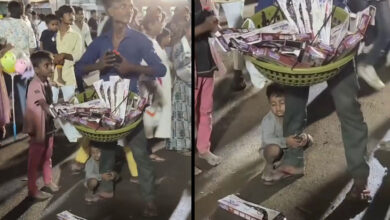 باپ کی خاموش قربانی، سڑک کنارے ہاتھوں میں کھلونوں کی ٹوکری اور قدموں سے لپٹا معصوم بچہ (ویڈیو وائرل)