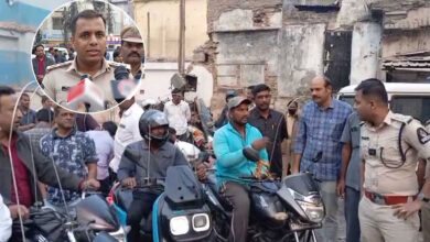 چینی مانجہ سے گاڑی سواروں کے تحفظ کیلئے خصوصی مہم۔پولیس نے ٹو ویلر سواروں کو مفت سیفٹی راڈس تقسیم کئے