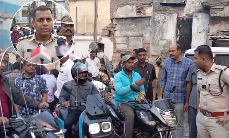 چینی مانجہ سے گاڑی سواروں کے تحفظ کیلئے خصوصی مہم۔پولیس نے ٹو ویلر سواروں کو مفت سیفٹی راڈس تقسیم کئے