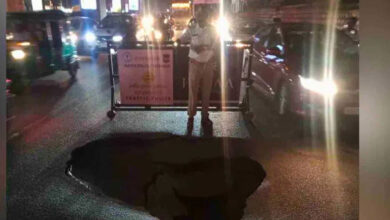 سڑک کا ایک حصہ دھنس جانے سے ٹریفک کی نقل و حرکت شدید متاثر