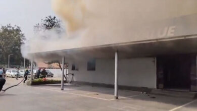 کار کے شوروم میں آگ لگ گئی