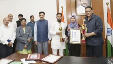 مائناریٹی ریسڈنشل کی طالبہ آسیہ نے کراٹے میں گنیز، لمکا اور تیلگو بک آف ریکارڈز میں نام درج کرایا