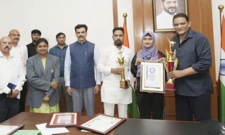 مائناریٹی ریسڈنشل کی طالبہ آسیہ نے کراٹے میں گنیز، لمکا اور تیلگو بک آف ریکارڈز میں نام درج کرایا