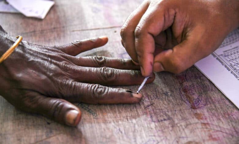 مہاراشٹر میں اپوزیشن نے ضلع پریشد اور پنچایت سمیتی انتخابات کے لیے بیلٹ پیپر سے ووٹنگ کا کیا مطالبہ