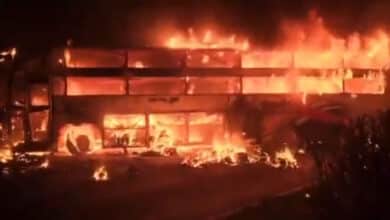 نندیال میں خوفناک سڑک حادثہ، بس اور لاری میں تصادم کے بعد آگ لگ گئی۔تین افراد زندہ جھلس کر ہلاک