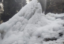 کشمیر میں شدید برفانی طوفان، صرف 15 گھنٹوں میں کئی علاقوں میں پانچ فٹ تک برف ریکارڈ