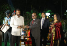 مشہور تلگو اداکار موہن بابو کو گورنر مغربی بنگال نے گورنر ایکسی لینس ایوارڈ پیش کیا