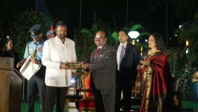 مشہور تلگو اداکار موہن بابو کو گورنر مغربی بنگال نے گورنر ایکسی لینس ایوارڈ پیش کیا