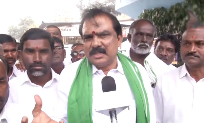 تلنگانہ کے ضلع عادل آباد کے کسانوں کا اسمبلی کی سمت۔پولیس نے روک دیا۔ ایم ایل اے پائل شنکر اور احتجاجی گرفتار