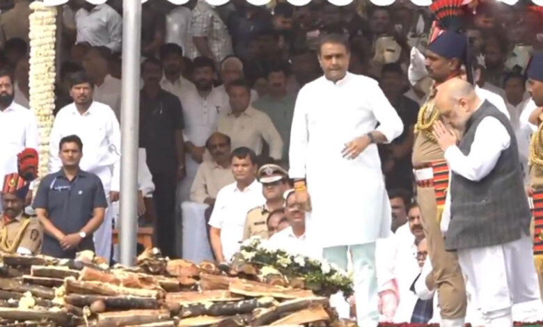 اجیت پوار کی آخری رسومات لاکھوں افراد کی موجودگی میں ادا، وزیر داخلہ امیت شاہ سمیت دیگر کی شرکت